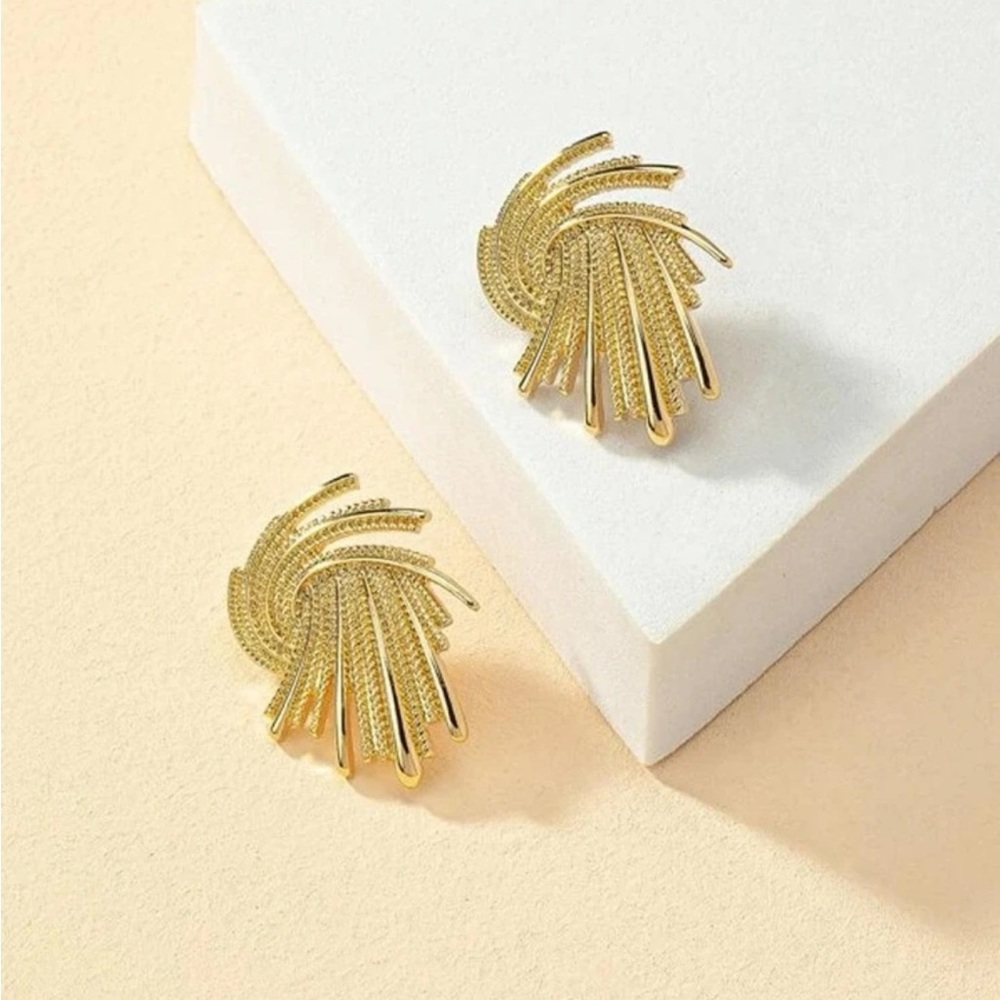 Vintage French Style Irregular Twist Earrings - Picture 5 of 6